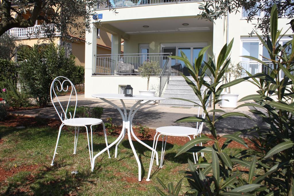 Apartments Villa Lili Umago Esterno foto